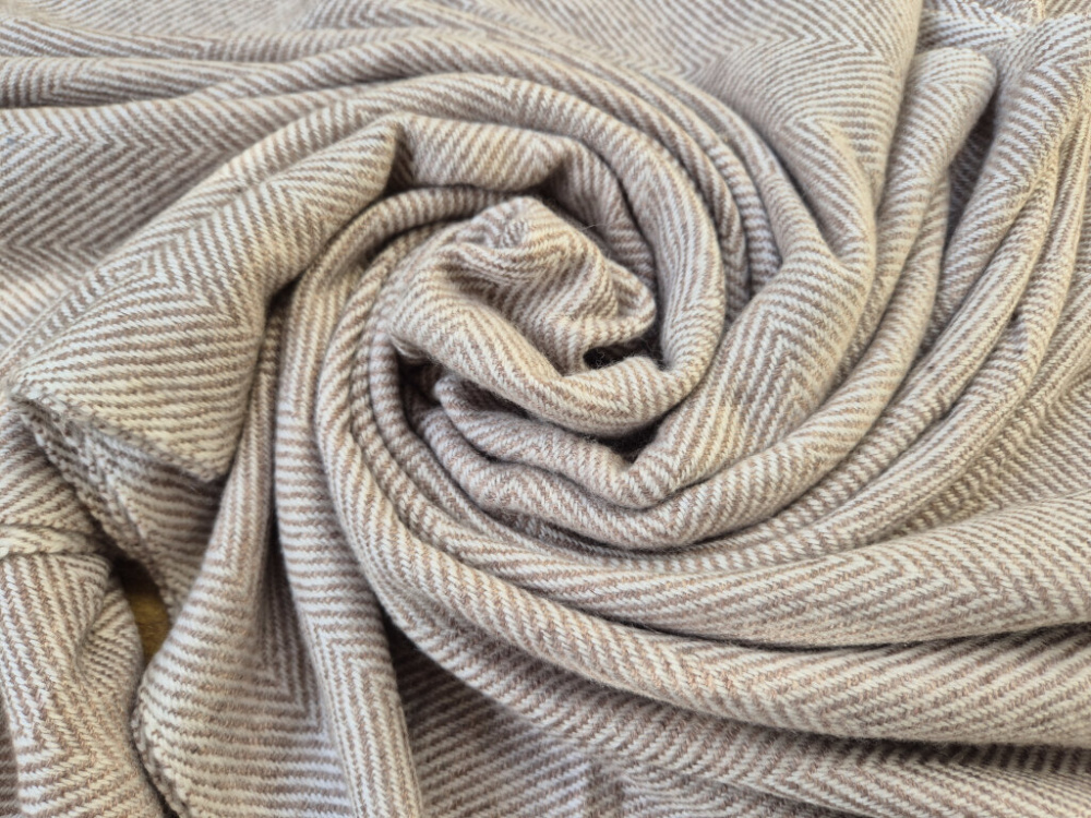 Preview: Kaschmir-Schal im klassischen Fischgrät-Design | Helles Kupfer & Creme | handgewebt von LWH | 70×200 cm